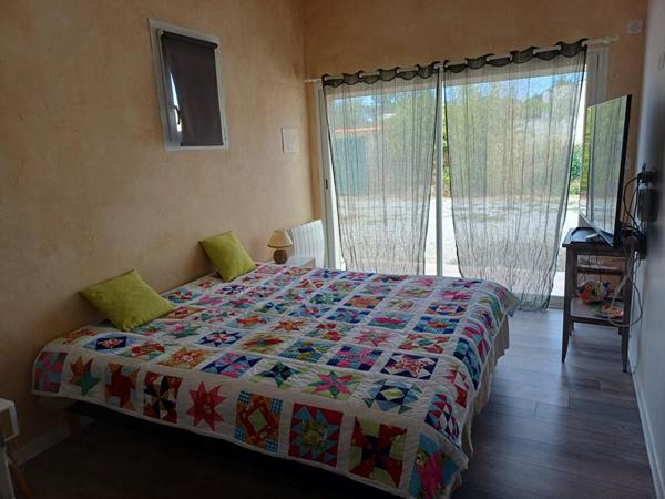 Villa de plain-pied, piscine et grand garage