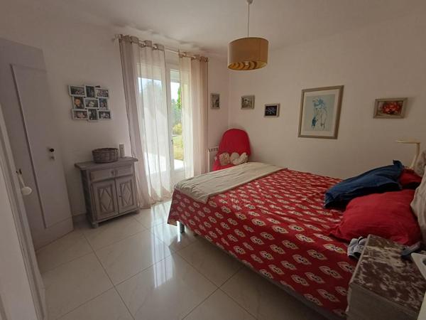 Villa de plain-pied, piscine et grand garage