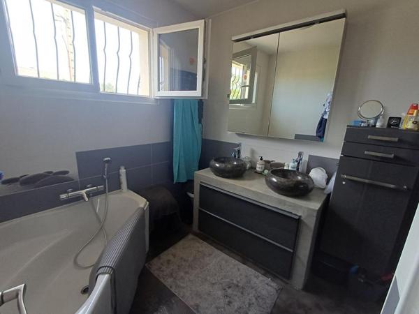 Villa de plain-pied, piscine et grand garage