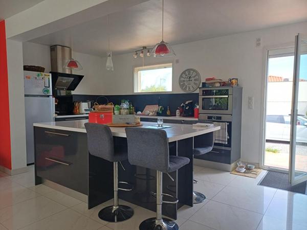 Villa de plain-pied, piscine et grand garage