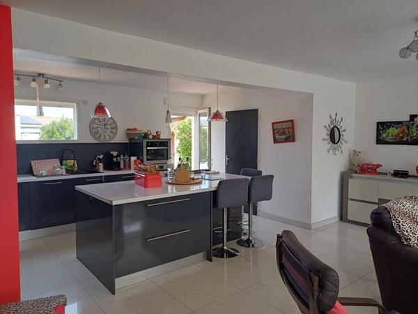 Villa de plain-pied, piscine et grand garage