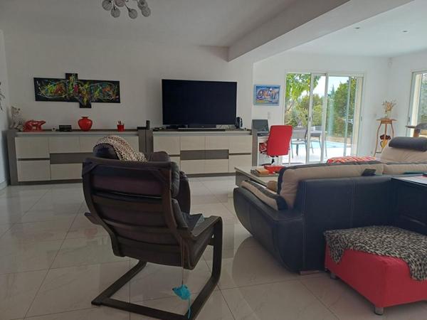 Villa de plain-pied, piscine et grand garage