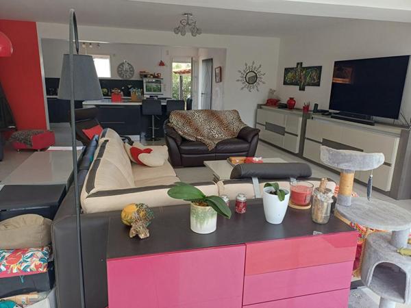 Villa de plain-pied, piscine et grand garage