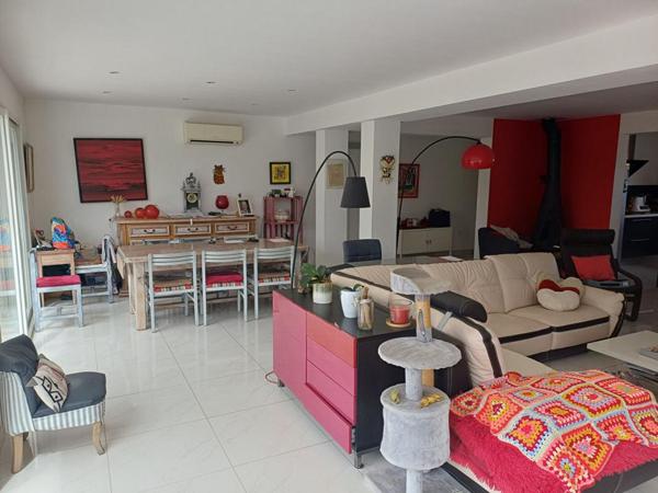 Villa de plain-pied, piscine et grand garage