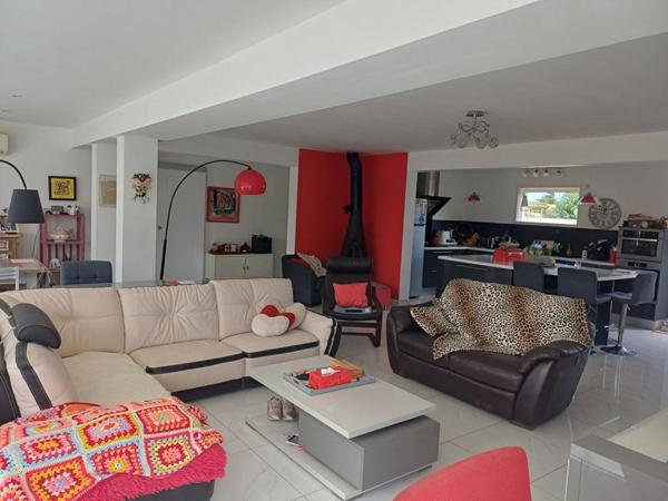 Villa de plain-pied, piscine et grand garage