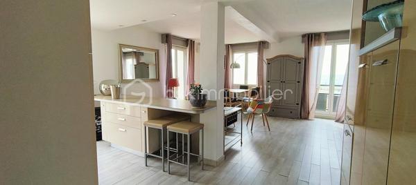 POUR LES PASSIONNÉS DE BAIGNADE EN MER – PLAGE EN FACE, ACCÈS IMMÉDIAT
À vendre : superbe 2 pièces de 49 m², situé au 2ème étage d’une petite copropriété sans ascenseur, offrant une vue mer dégagée et un environnement privilégié.

Cet appartement bénéficie d’une luminosité exceptionnelle et d’une double ouverture sur l’extérieur :

Une entrée avec dressing

Une chambre confortable

Une salle d’eau fonctionnelle

Un séjour lumineux ouvrant sur un balcon avec vue mer

Une cuisine ouverte donnant sur une terrasse d’environ 14 m², idéale pour vos repas face à la mer

Un stationnement privatif complète ce bien

Appartement parfaitement agencé, baigné de lumière et bénéficiant d’une exposition idéale.

Ce bien est parfait pour une résidence principale, un pied-à-terre face à la mer ou un investissement locatif attractif.

Pour plus d’informations ou organiser une visite, contactez-nous dès maintenant.