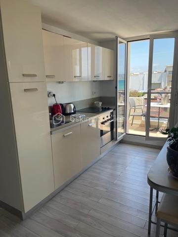 POUR LES PASSIONNÉS DE BAIGNADE EN MER – PLAGE EN FACE, ACCÈS IMMÉDIAT
À vendre : superbe 2 pièces de 49 m², situé au 2ème étage d’une petite copropriété sans ascenseur, offrant une vue mer dégagée et un environnement privilégié.

Cet appartement bénéficie d’une luminosité exceptionnelle et d’une double ouverture sur l’extérieur :

Une entrée avec dressing

Une chambre confortable

Une salle d’eau fonctionnelle

Un séjour lumineux ouvrant sur un balcon avec vue mer

Une cuisine ouverte donnant sur une terrasse d’environ 14 m², idéale pour vos repas face à la mer

Un stationnement privatif complète ce bien

Appartement parfaitement agencé, baigné de lumière et bénéficiant d’une exposition idéale.

Ce bien est parfait pour une résidence principale, un pied-à-terre face à la mer ou un investissement locatif attractif.

Pour plus d’informations ou organiser une visite, contactez-nous dès maintenant.