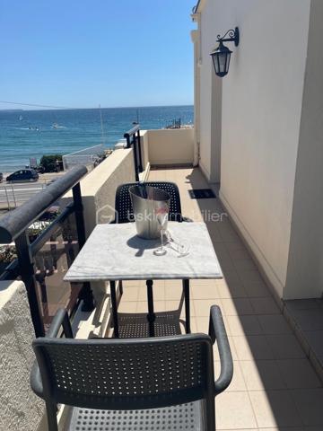 POUR LES PASSIONNÉS DE BAIGNADE EN MER – PLAGE EN FACE, ACCÈS IMMÉDIAT
À vendre : superbe 2 pièces de 49 m², situé au 2ème étage d’une petite copropriété sans ascenseur, offrant une vue mer dégagée et un environnement privilégié.

Cet appartement bénéficie d’une luminosité exceptionnelle et d’une double ouverture sur l’extérieur :

Une entrée avec dressing

Une chambre confortable

Une salle d’eau fonctionnelle

Un séjour lumineux ouvrant sur un balcon avec vue mer

Une cuisine ouverte donnant sur une terrasse d’environ 14 m², idéale pour vos repas face à la mer

Un stationnement privatif complète ce bien

Appartement parfaitement agencé, baigné de lumière et bénéficiant d’une exposition idéale.

Ce bien est parfait pour une résidence principale, un pied-à-terre face à la mer ou un investissement locatif attractif.

Pour plus d’informations ou organiser une visite, contactez-nous dès maintenant.