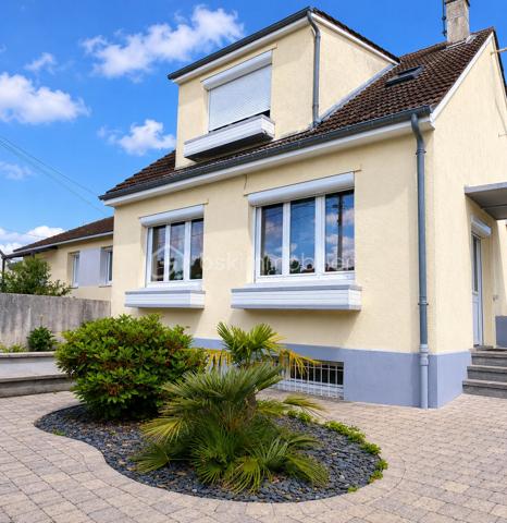 Visite virtuelle : 
YouTube - @LODITYMEDIA

Découvrez cette maison rénovée et au goût du jour, située dans un quartier calme. Profitez d'un cadre de vie paisible tout en restant proche des commodités urbaines. Rue peu passante, stationnement extérieur possible.

GARAGE !

Avec environ 100m2 habitables, cette maison offre un agencement harmonieux sur plusieurs niveaux, parfait pour accueillir votre famille. Admirez la qualité du parquet et des rénovations au goût du jour.

3 CHAMBRES possibles, une salle d’eau, cuisine équipée, un grand dressing, une buanderie/salle de sport, un grand espace de vie mais également un jardin idéal pour les enfants !
Pensez à l'avenir dans une maison pleine de potentiel.