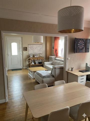 Visite virtuelle : 
YouTube - @LODITYMEDIA

Découvrez cette maison rénovée et au goût du jour, située dans un quartier calme. Profitez d'un cadre de vie paisible tout en restant proche des commodités urbaines. Rue peu passante, stationnement extérieur possible.

GARAGE !

Avec environ 100m2 habitables, cette maison offre un agencement harmonieux sur plusieurs niveaux, parfait pour accueillir votre famille. Admirez la qualité du parquet et des rénovations au goût du jour.

3 CHAMBRES possibles, une salle d’eau, cuisine équipée, un grand dressing, une buanderie/salle de sport, un grand espace de vie mais également un jardin idéal pour les enfants !
Pensez à l'avenir dans une maison pleine de potentiel.