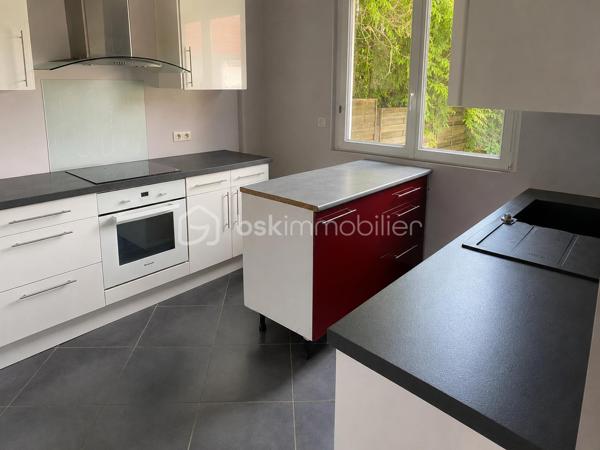Visite virtuelle : 
YouTube - @LODITYMEDIA

Découvrez cette maison rénovée et au goût du jour, située dans un quartier calme. Profitez d'un cadre de vie paisible tout en restant proche des commodités urbaines. Rue peu passante, stationnement extérieur possible.

GARAGE !

Avec environ 100m2 habitables, cette maison offre un agencement harmonieux sur plusieurs niveaux, parfait pour accueillir votre famille. Admirez la qualité du parquet et des rénovations au goût du jour.

3 CHAMBRES possibles, une salle d’eau, cuisine équipée, un grand dressing, une buanderie/salle de sport, un grand espace de vie mais également un jardin idéal pour les enfants !
Pensez à l'avenir dans une maison pleine de potentiel.