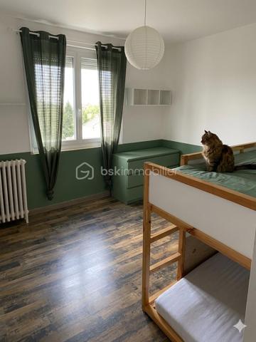 Visite virtuelle : 
YouTube - @LODITYMEDIA

Découvrez cette maison rénovée et au goût du jour, située dans un quartier calme. Profitez d'un cadre de vie paisible tout en restant proche des commodités urbaines. Rue peu passante, stationnement extérieur possible.

GARAGE !

Avec environ 100m2 habitables, cette maison offre un agencement harmonieux sur plusieurs niveaux, parfait pour accueillir votre famille. Admirez la qualité du parquet et des rénovations au goût du jour.

3 CHAMBRES possibles, une salle d’eau, cuisine équipée, un grand dressing, une buanderie/salle de sport, un grand espace de vie mais également un jardin idéal pour les enfants !
Pensez à l'avenir dans une maison pleine de potentiel.