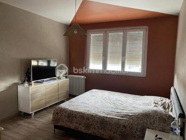 Visite virtuelle : 
YouTube - @LODITYMEDIA

Découvrez cette maison rénovée et au goût du jour, située dans un quartier calme. Profitez d'un cadre de vie paisible tout en restant proche des commodités urbaines. Rue peu passante, stationnement extérieur possible.

GARAGE !

Avec environ 100m2 habitables, cette maison offre un agencement harmonieux sur plusieurs niveaux, parfait pour accueillir votre famille. Admirez la qualité du parquet et des rénovations au goût du jour.

3 CHAMBRES possibles, une salle d’eau, cuisine équipée, un grand dressing, une buanderie/salle de sport, un grand espace de vie mais également un jardin idéal pour les enfants !
Pensez à l'avenir dans une maison pleine de potentiel.