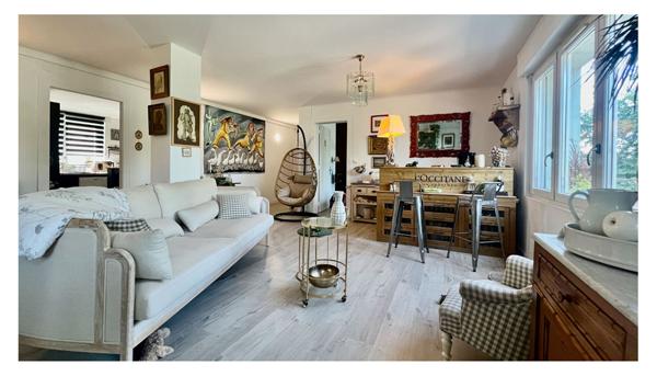 Appartement 4 chambres, ascenseur, stationnement.