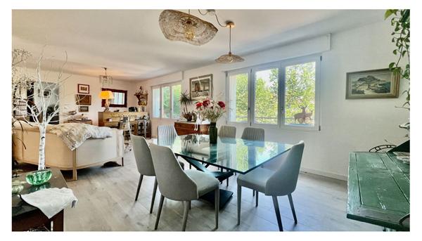 Appartement 4 chambres, ascenseur, stationnement.