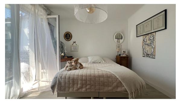 Appartement 4 chambres, ascenseur, stationnement.