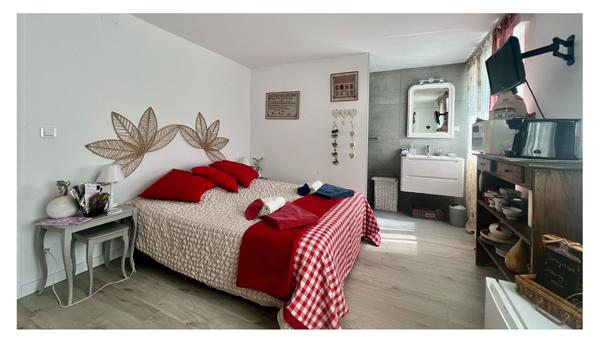 Appartement 4 chambres, ascenseur, stationnement.