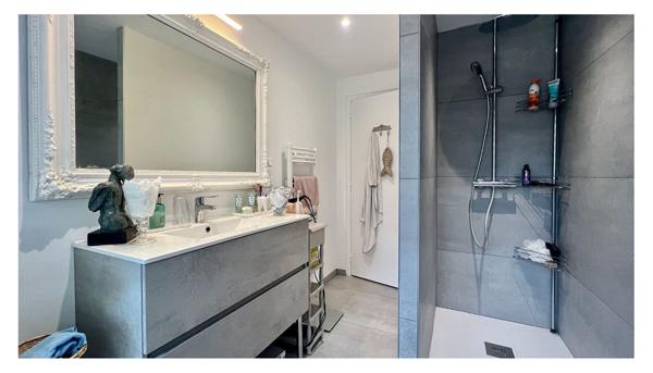 Appartement 4 chambres, ascenseur, stationnement.