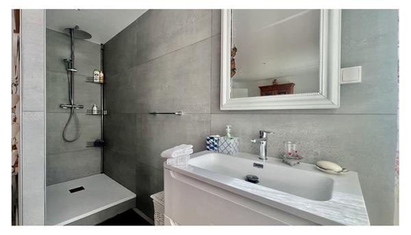 Appartement 4 chambres, ascenseur, stationnement.