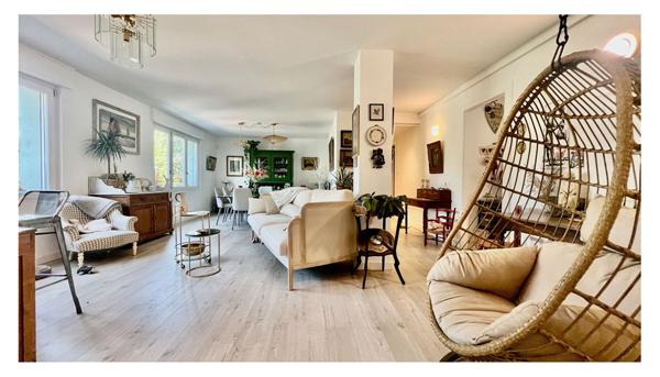 Appartement 4 chambres, ascenseur, stationnement.