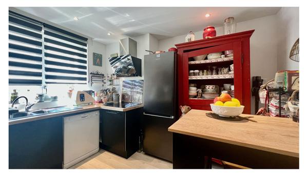 Appartement 4 chambres, ascenseur, stationnement.