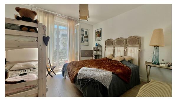 Appartement 4 chambres, ascenseur, stationnement.