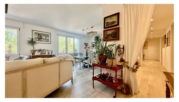 Appartement 4 chambres, ascenseur, stationnement.