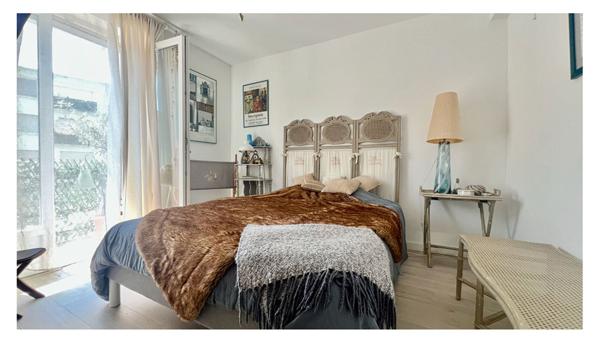 Appartement 4 chambres, ascenseur, stationnement.