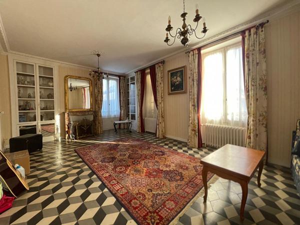 Secteur Bellême, en centre bourg, maison bourgeoise avec ateliers