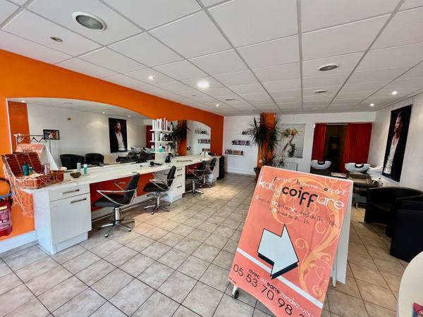 VILLENEUVE SUR LOT, quartier d'Eysses, local professionnel ou commercial de 64,20 m2 à moduler à sa convenance. Au RDC d'une copropriété avec parking, local actuellement libre. Le local comprend une grand pièce avec une arr , Villeneuve sur lot