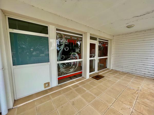 VILLENEUVE SUR LOT, quartier d'Eysses, local professionnel ou commercial de 64,20 m2 à moduler à sa convenance. Au RDC d'une copropriété avec parking, local actuellement libre. Le local comprend une grand pièce avec une arr , Villeneuve sur lot