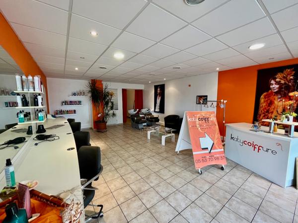 VILLENEUVE SUR LOT, quartier d'Eysses, local professionnel ou commercial de 64,20 m2 à moduler à sa convenance. Au RDC d'une copropriété avec parking, local actuellement libre. Le local comprend une grand pièce avec une arr , Villeneuve sur lot