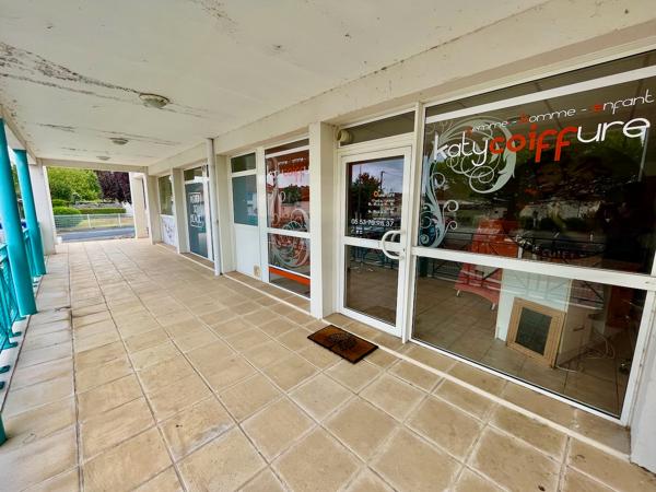 VILLENEUVE SUR LOT, quartier d'Eysses, local professionnel ou commercial de 64,20 m2 à moduler à sa convenance. Au RDC d'une copropriété avec parking, local actuellement libre. Le local comprend une grand pièce avec une arr , Villeneuve sur lot