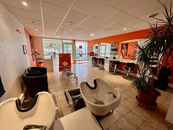 VILLENEUVE SUR LOT, quartier d'Eysses, local professionnel ou commercial de 64,20 m2 à moduler à sa convenance. Au RDC d'une copropriété avec parking, local actuellement libre. Le local comprend une grand pièce avec une arr , Villeneuve sur lot
