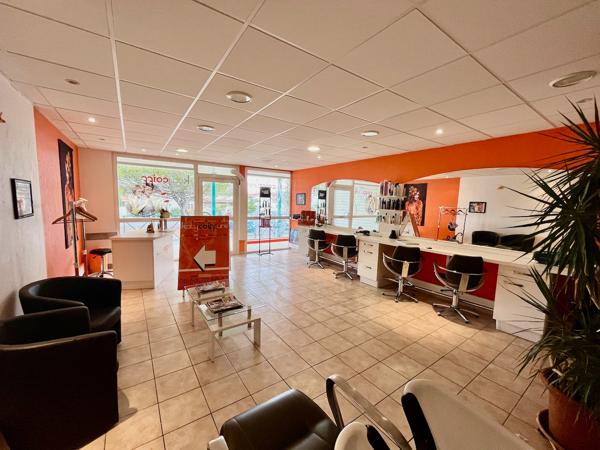 VILLENEUVE SUR LOT, quartier d'Eysses, local professionnel ou commercial de 64,20 m2 à moduler à sa convenance. Au RDC d'une copropriété avec parking, local actuellement libre. Le local comprend une grand pièce avec une arr , Villeneuve sur lot
