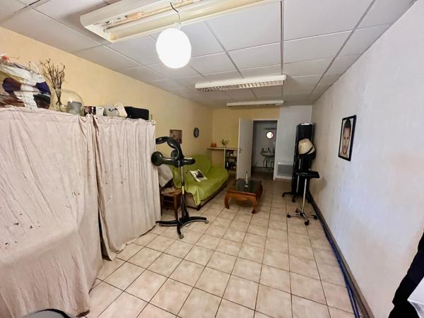 VILLENEUVE SUR LOT, quartier d'Eysses, local professionnel ou commercial de 64,20 m2 à moduler à sa convenance. Au RDC d'une copropriété avec parking, local actuellement libre. Le local comprend une grand pièce avec une arr , Villeneuve sur lot