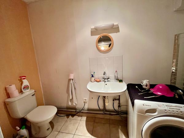 VILLENEUVE SUR LOT, quartier d'Eysses, local professionnel ou commercial de 64,20 m2 à moduler à sa convenance. Au RDC d'une copropriété avec parking, local actuellement libre. Le local comprend une grand pièce avec une arr , Villeneuve sur lot