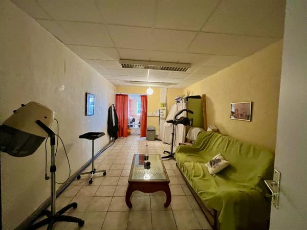 VILLENEUVE SUR LOT, quartier d'Eysses, local professionnel ou commercial de 64,20 m2 à moduler à sa convenance. Au RDC d'une copropriété avec parking, local actuellement libre. Le local comprend une grand pièce avec une arr , Villeneuve sur lot