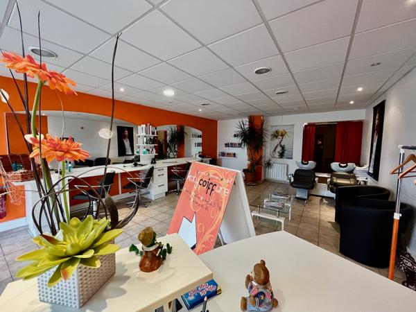 VILLENEUVE SUR LOT, quartier d'Eysses, local professionnel ou commercial de 64,20 m2 à moduler à sa convenance. Au RDC d'une copropriété avec parking, local actuellement libre. Le local comprend une grand pièce avec une arr , Villeneuve sur lot