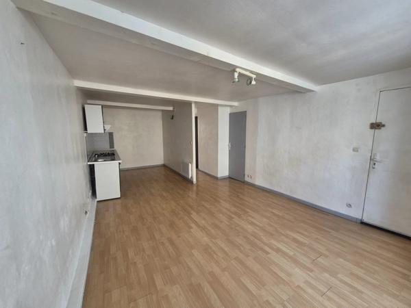 Vente                                                      Appartement
                        
                     2 pièces                      45 m2                     à Le Luc