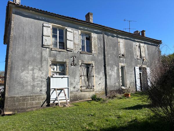 A saisir: Maison à rénover sur 3 hectares de terrain!