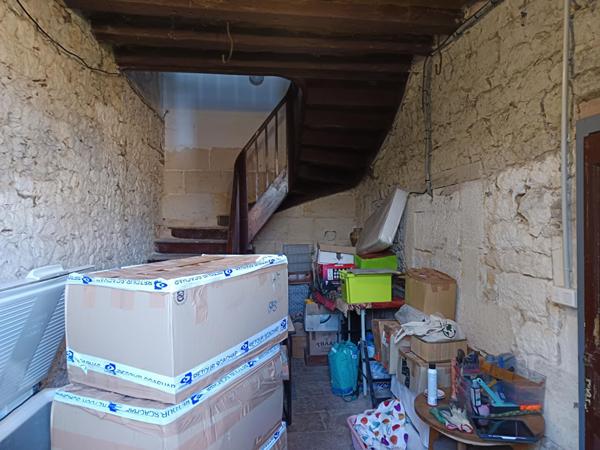 A saisir: Maison à rénover sur 3 hectares de terrain!