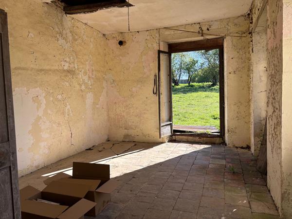 A saisir: Maison à rénover sur 3 hectares de terrain!