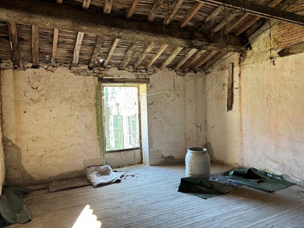 A saisir: Maison à rénover sur 3 hectares de terrain!