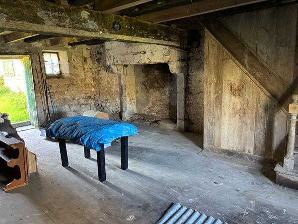 A saisir: Maison à rénover sur 3 hectares de terrain!