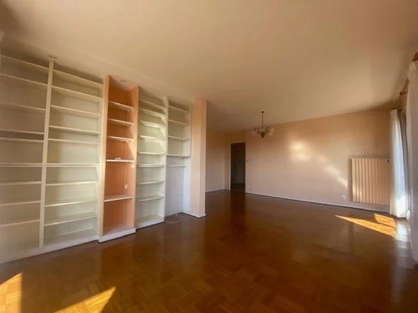APPARTEMENT T2 A LOUER - ST GENIS LAVAL Centre-Bourg 69.5 m 2 975 € charges comprises par mois