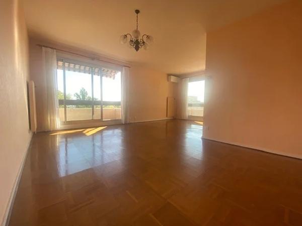 APPARTEMENT T2 A LOUER - ST GENIS LAVAL Centre-Bourg 69.5 m 2 975 € charges comprises par mois