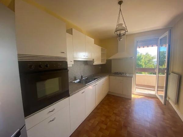 APPARTEMENT T2 A LOUER - ST GENIS LAVAL Centre-Bourg 69.5 m 2 975 € charges comprises par mois