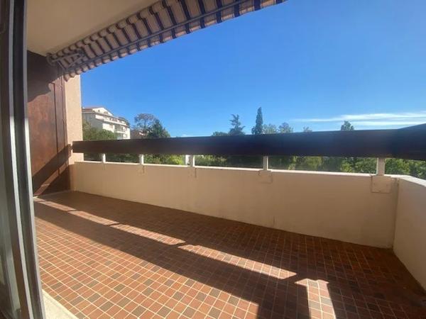 APPARTEMENT T2 A LOUER - ST GENIS LAVAL Centre-Bourg 69.5 m 2 975 € charges comprises par mois