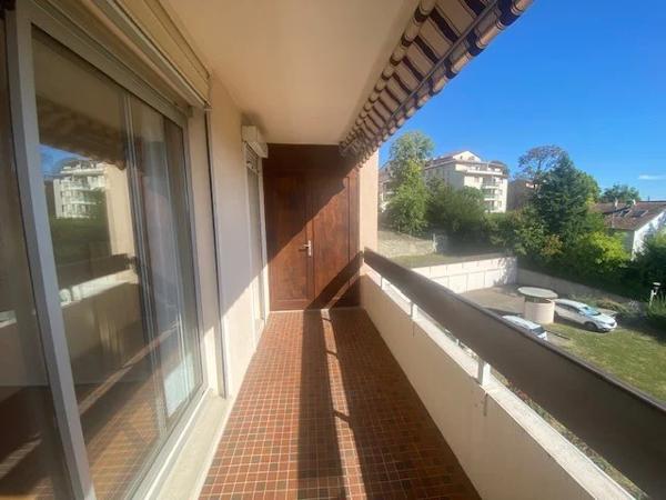 APPARTEMENT T2 A LOUER - ST GENIS LAVAL Centre-Bourg 69.5 m 2 975 € charges comprises par mois